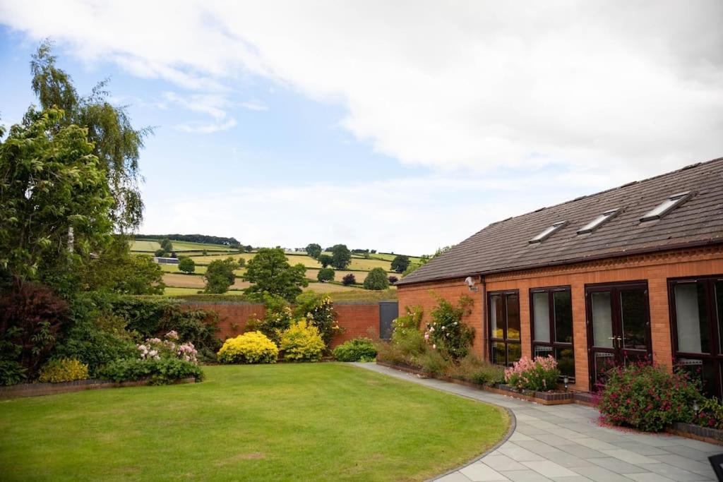Vast, Elegant Home With Indoor Pool & Sauna Near Popular Golf Course Kington  Eksteriør bilde