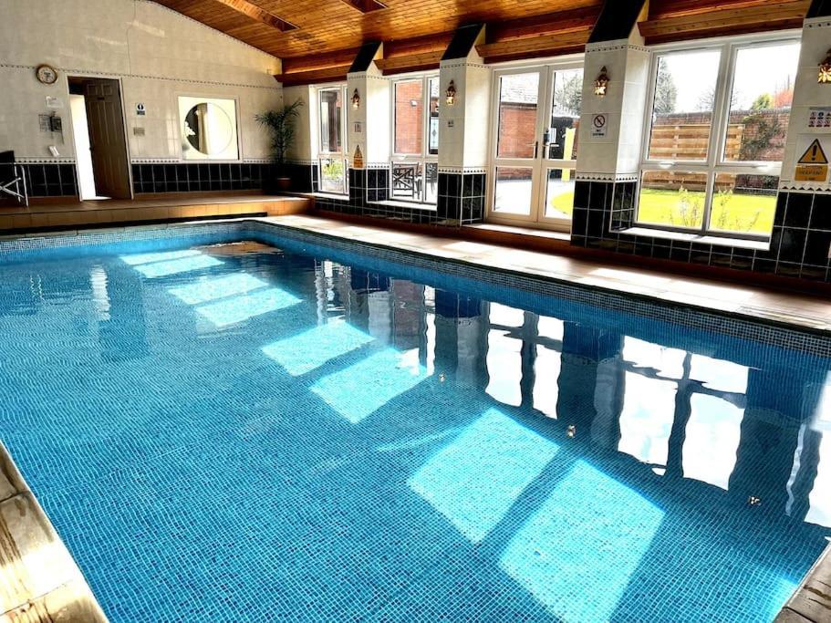 Vast, Elegant Home With Indoor Pool & Sauna Near Popular Golf Course Kington  Eksteriør bilde