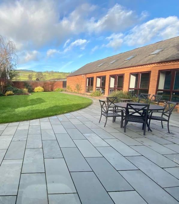 Vast, Elegant Home With Indoor Pool & Sauna Near Popular Golf Course Kington  Eksteriør bilde