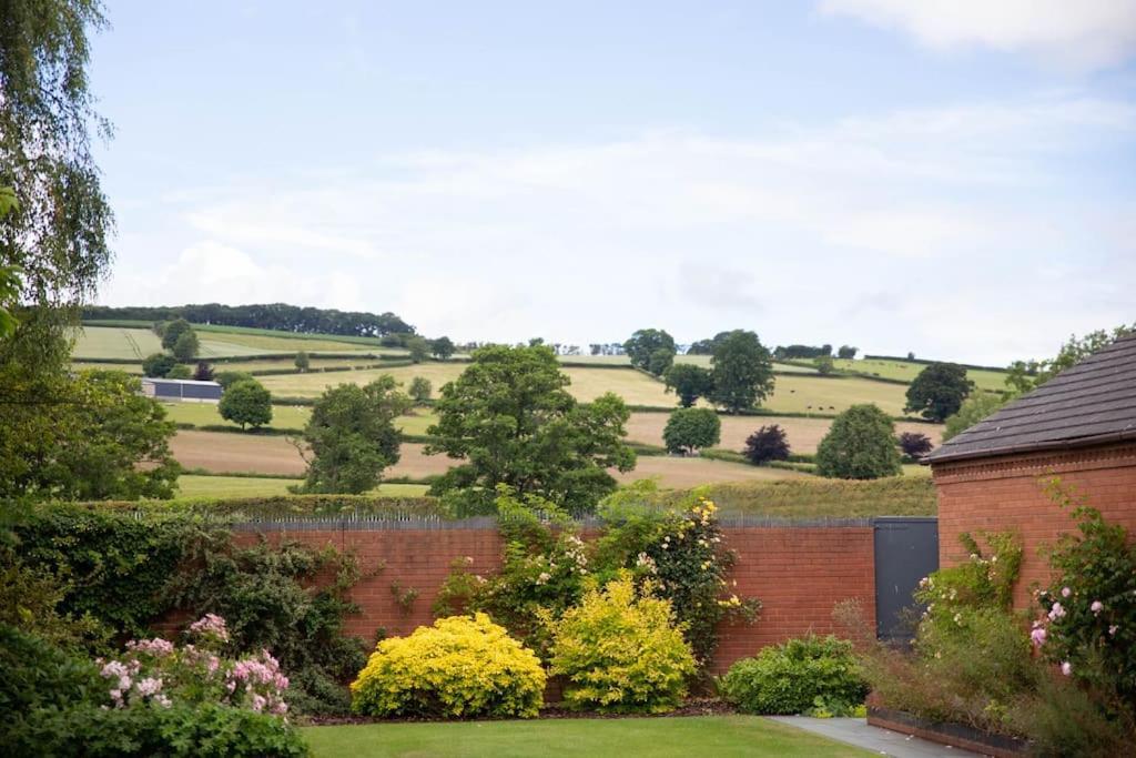 Vast, Elegant Home With Indoor Pool & Sauna Near Popular Golf Course Kington  Eksteriør bilde