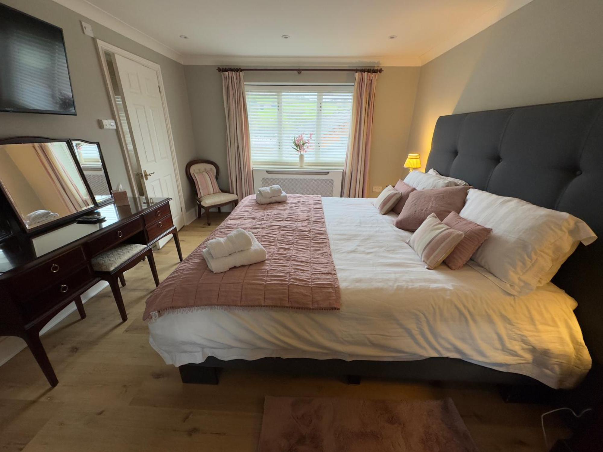 Vast, Elegant Home With Indoor Pool & Sauna Near Popular Golf Course Kington  Eksteriør bilde