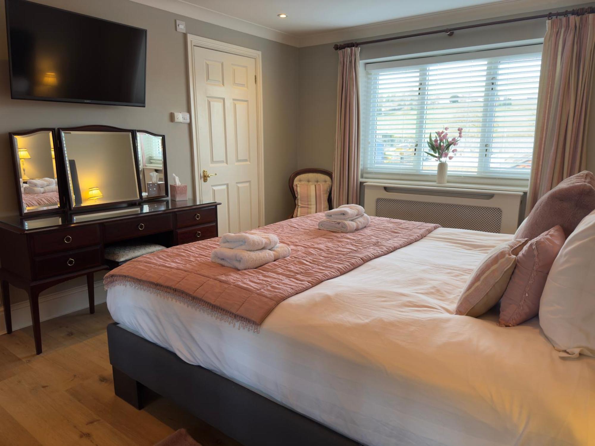 Vast, Elegant Home With Indoor Pool & Sauna Near Popular Golf Course Kington  Eksteriør bilde