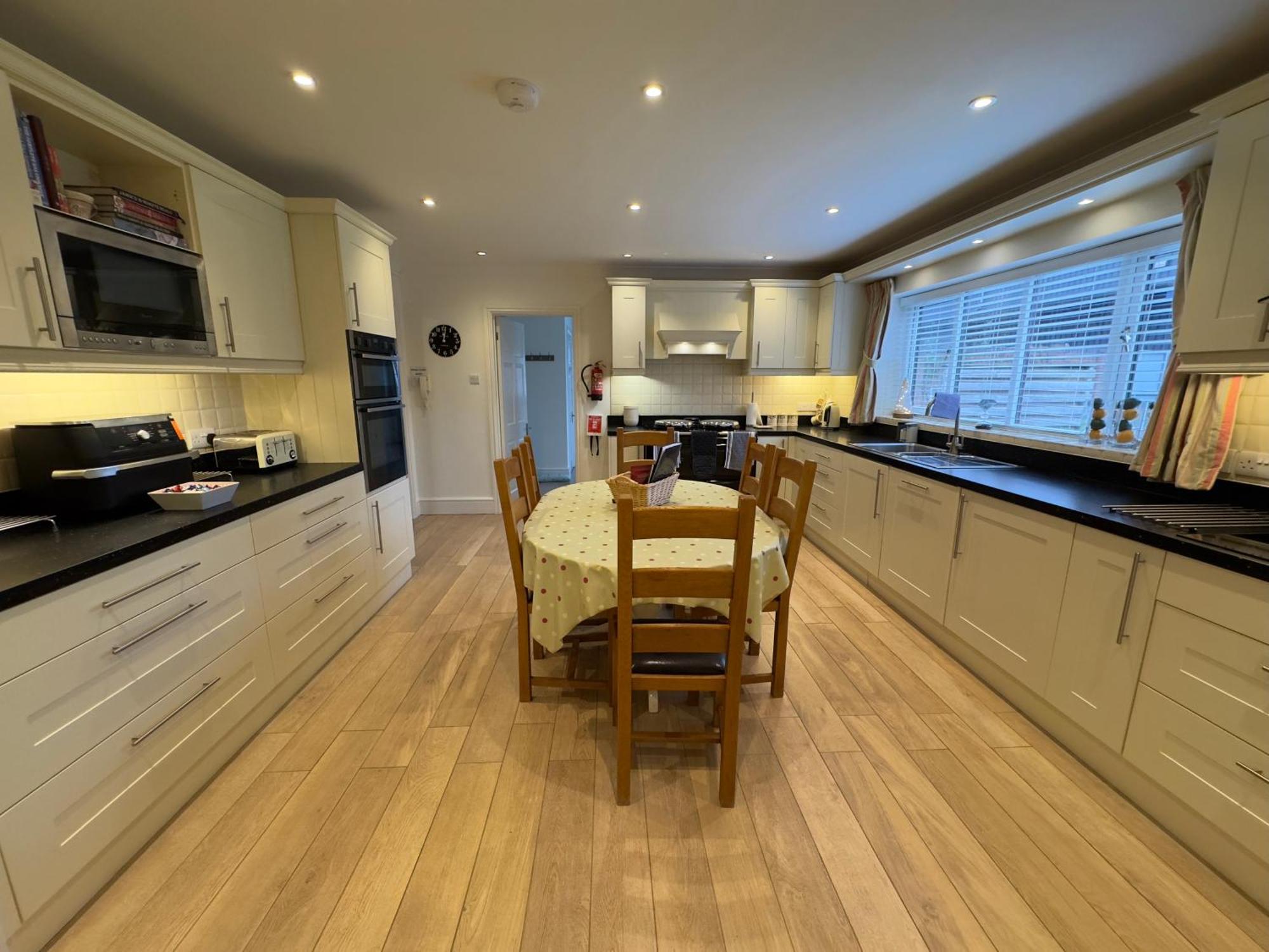 Vast, Elegant Home With Indoor Pool & Sauna Near Popular Golf Course Kington  Eksteriør bilde