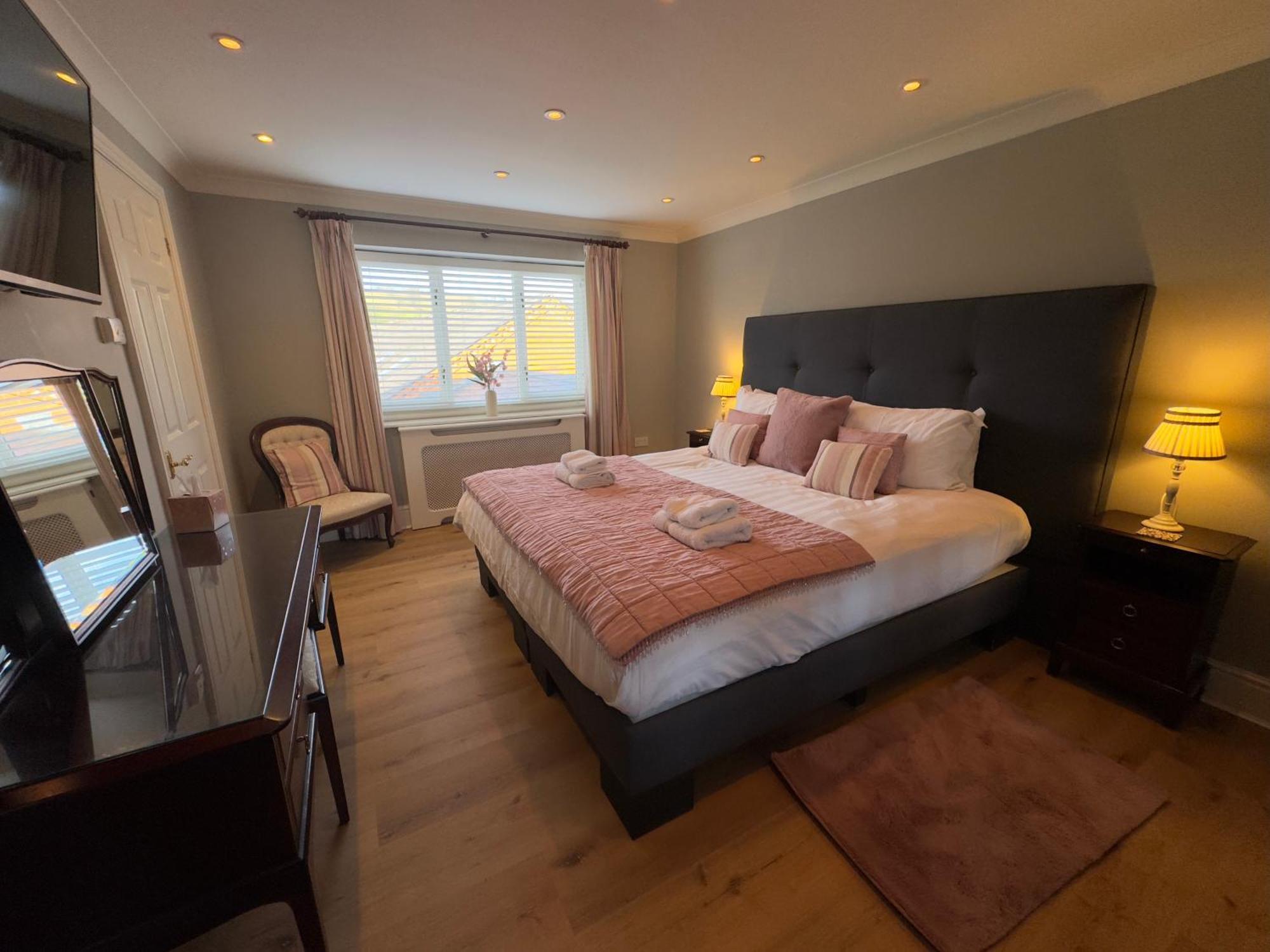Vast, Elegant Home With Indoor Pool & Sauna Near Popular Golf Course Kington  Eksteriør bilde
