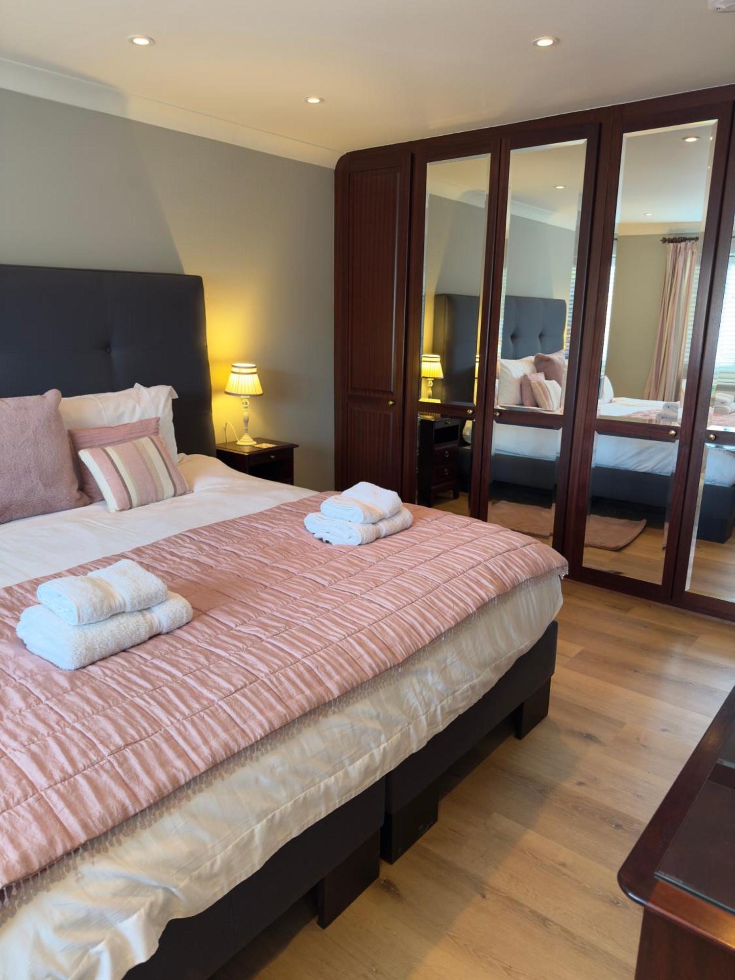 Vast, Elegant Home With Indoor Pool & Sauna Near Popular Golf Course Kington  Eksteriør bilde