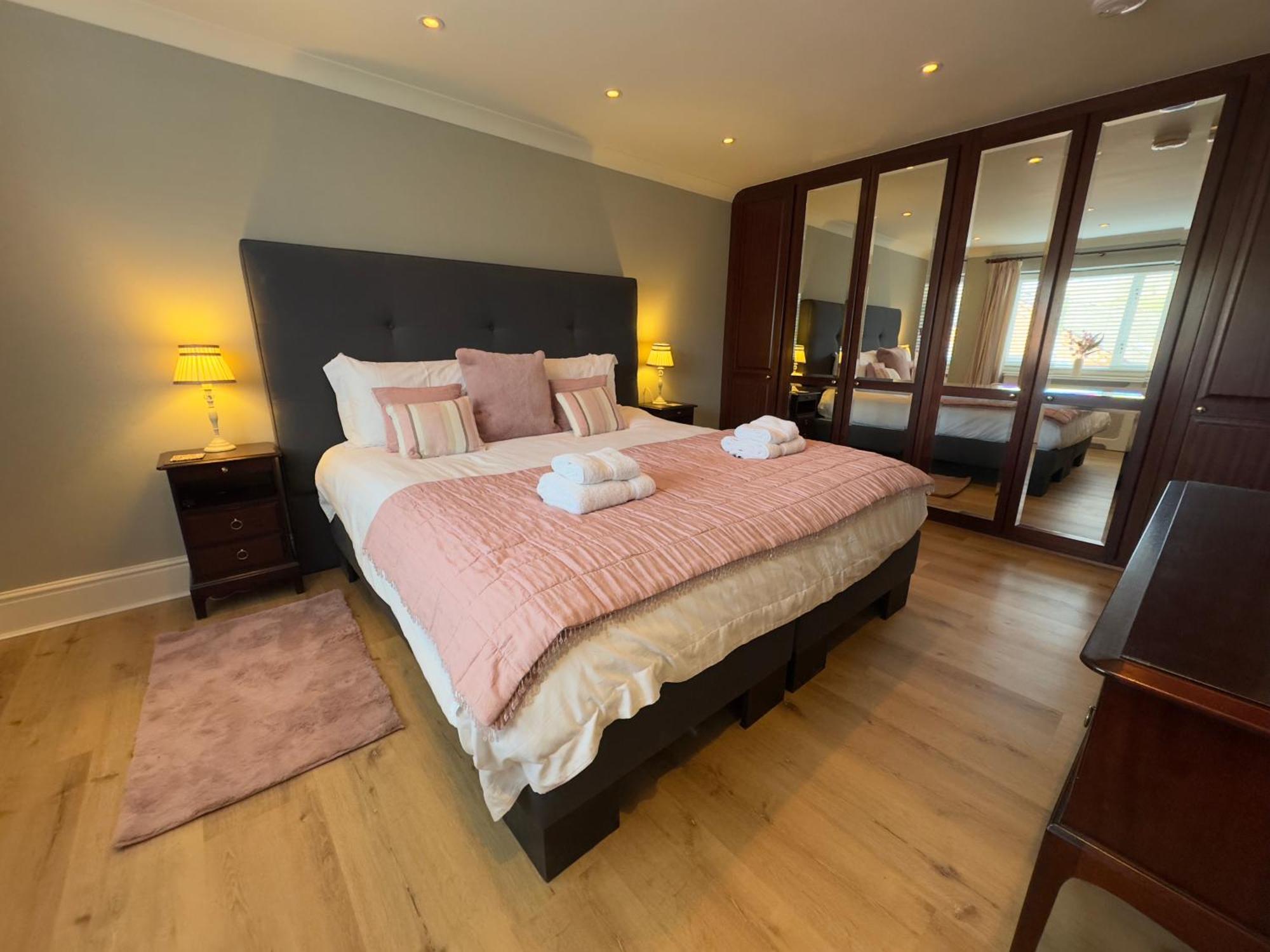 Vast, Elegant Home With Indoor Pool & Sauna Near Popular Golf Course Kington  Eksteriør bilde