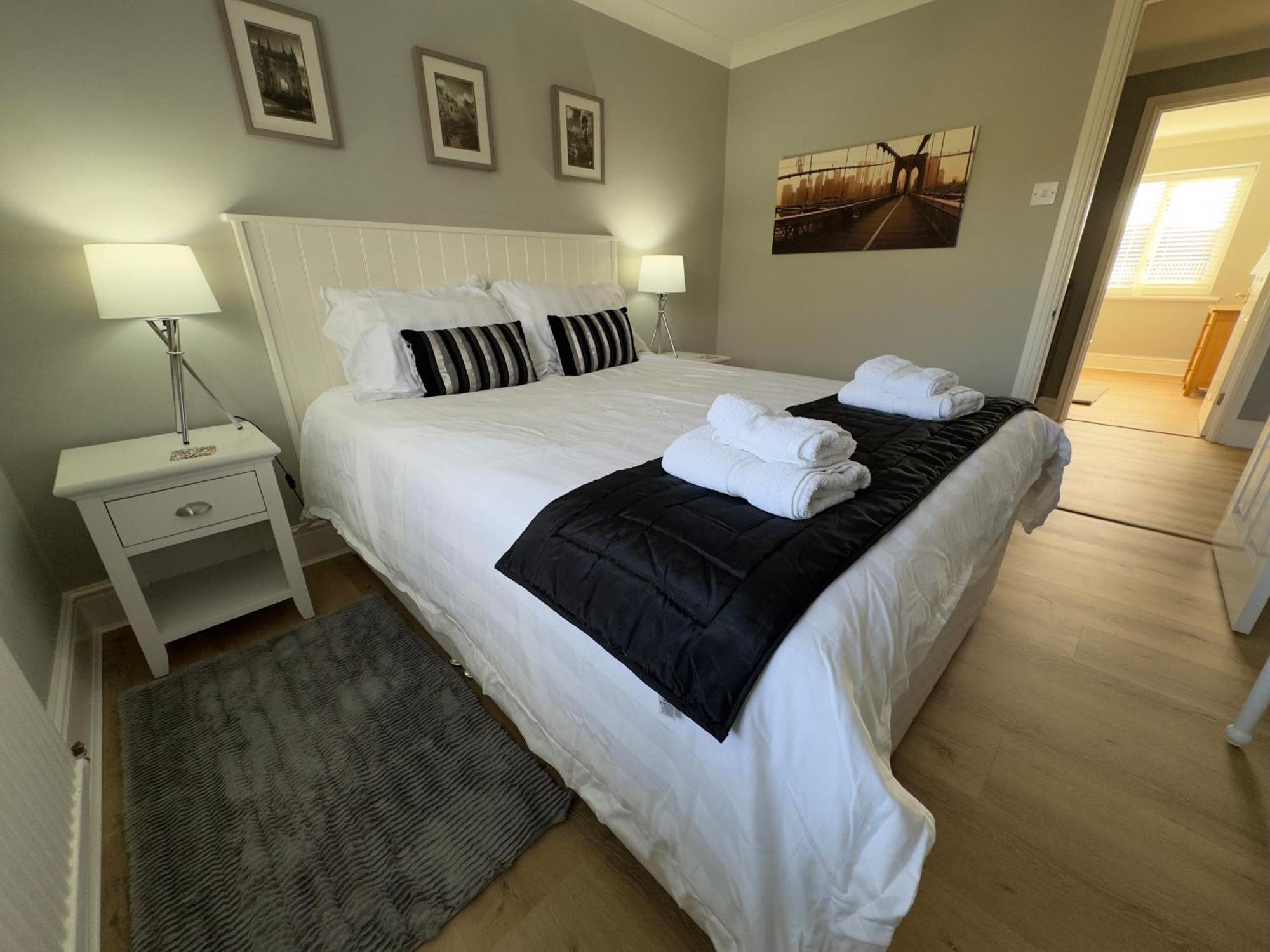 Vast, Elegant Home With Indoor Pool & Sauna Near Popular Golf Course Kington  Eksteriør bilde